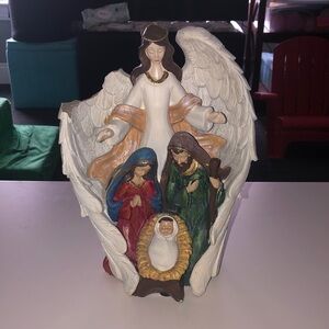 🧘🏻‍♀️ Angel-Guarded Nativity Figurine